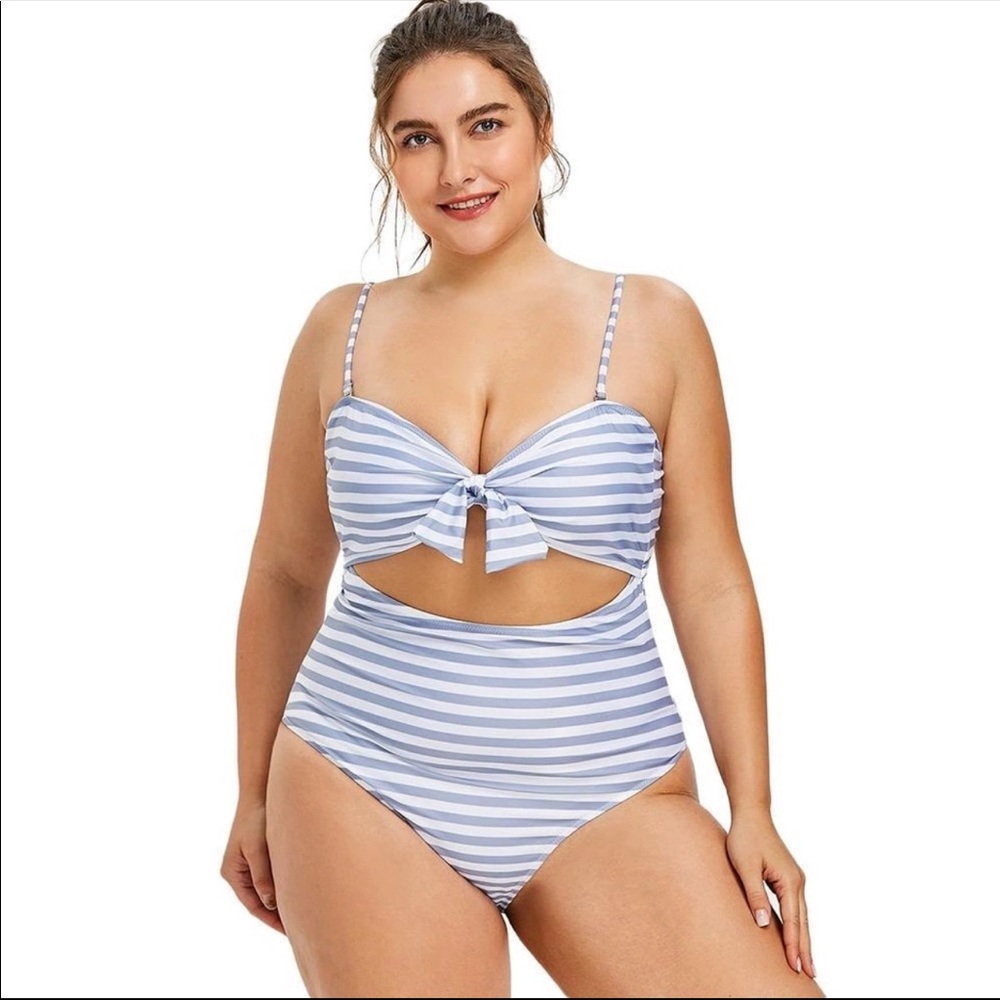Plus size striped swimsuit !